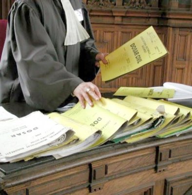 Moștenitoarele fostului primar de la Ion Corvin, la un pas să rămână fără casă!